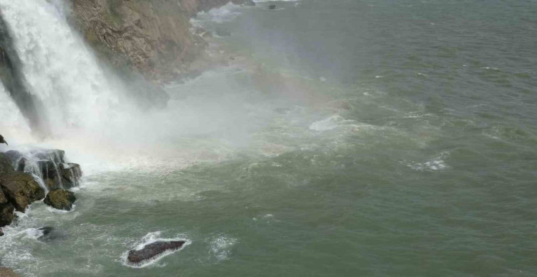 Yağış Sonrası Düden Şelalesi'nin Etkisi: Deniz Kahverengiye Döndü