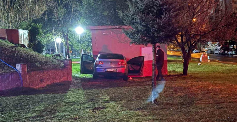 Yağışlı Hava Kazası: Otomobil Depoya Çarptı