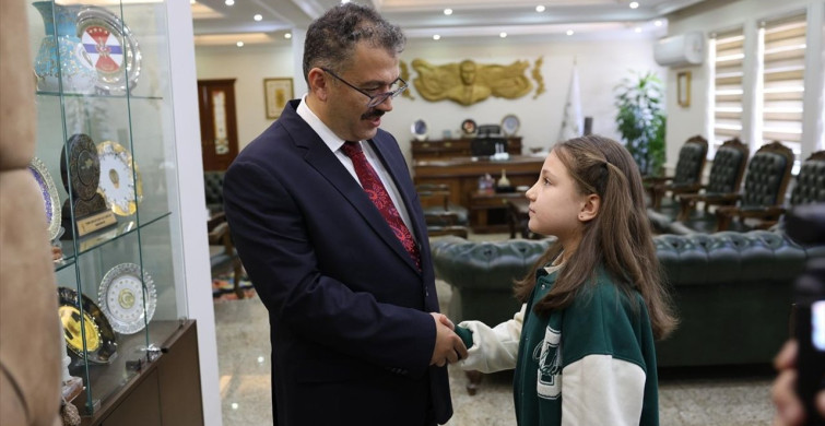 Yağmur Altında İstiklal Marşı’nı Okuyan Öğrenciye Ödül