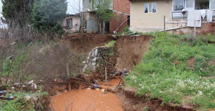 Yağmur Sularının Yol Açtığı Toprak Kayması Dikkat Çekiyor