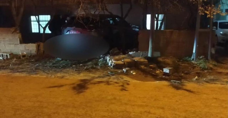 Yahyalı'da Kontrolden Çıkan Araç Ev Duvarını Yıktı