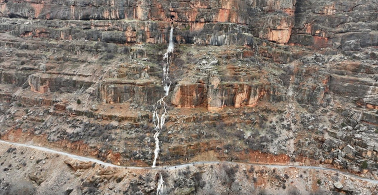 Yahyalı'daki Zebil Şelalesi: Yılda Sadece İki Ayakan Doğal Güzellik