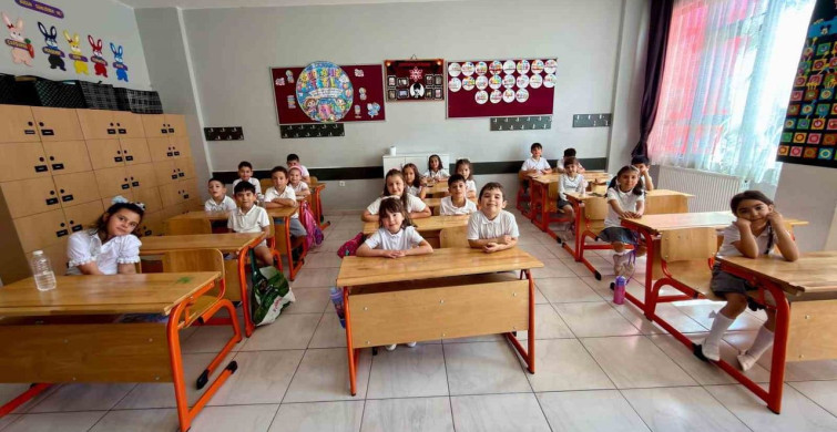 Yaklaşık 18 milyon öğrenci karnelerini alarak yaz tatiline girdi