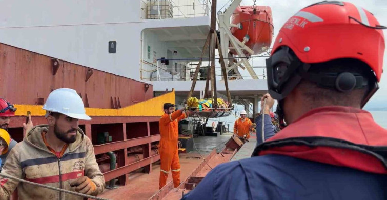 Yalova Açıklarında Gemide Yaralanan Personel Tahliye Edildi