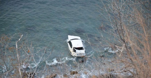 Yalova'da Otomobil Denize Yuvarlandı!