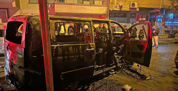 Yalova'da Park Halindeki Minibüs Yandı, 3 Araç Zarar Gördü