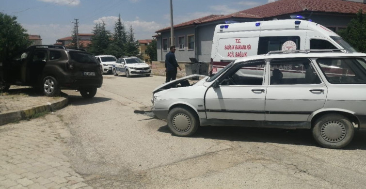 Yalvaç'ta iki otomobil çarpıştı: 2 yaralı