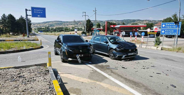 Yalvaç’ta iki otomobil kavşakta çarpıştı: 6 yaralı