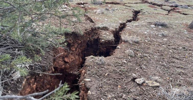 Yanından geçenler dehşete düştü: Deprem uzmanı Sözbilir yarıkların nedenini açıkladı