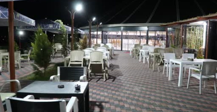Yapay çiçeğe konan baykuş kelebeği büyüklüğü ile görenleri hayrete düşürdü