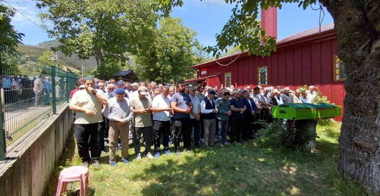 Yardım için durduğu emniyet şeridinde otomobil çarpmıştı, son yolculuğuna uğurlandı