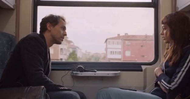 Yarına Tek Bilet Filminin Başrolleri Dilan Çiçek Deniz ve Metin Akdülger'in Yakınlaşma Sahnesi Olay Oldu