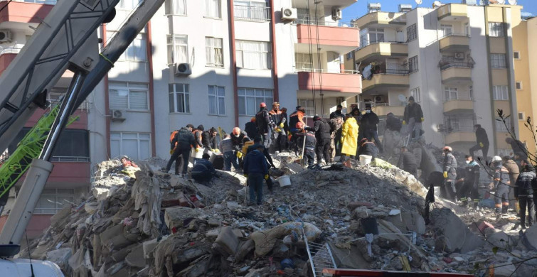 Yaşlı adam ayaklarına sardı: Hatay’da 72 saat sonra gelen mucize