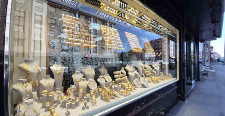 Yaşlı adam dolandırılmaktan son anda kurtarıldı