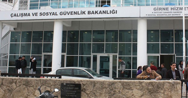 Yaşlı Annesini Bakanlığın Kapısına Bırakıp Kaçtı