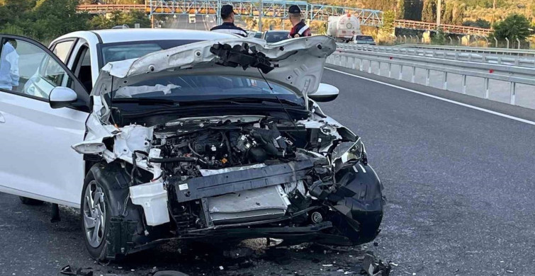 Yatağan'da tıra çarpan otomobil hurdaya döndü: 2 yaralı