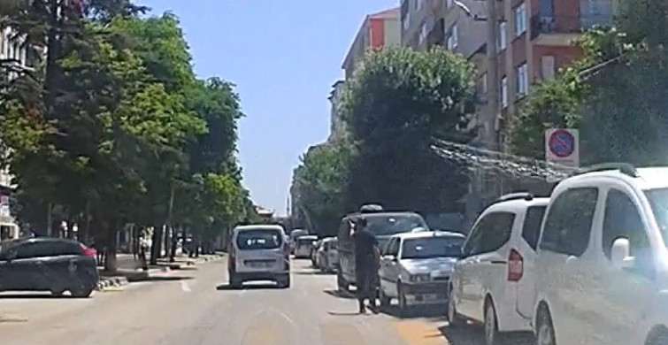 Yaya geçidinde dur işareti yapan vatandaş araç durmayınca peşinden koştu