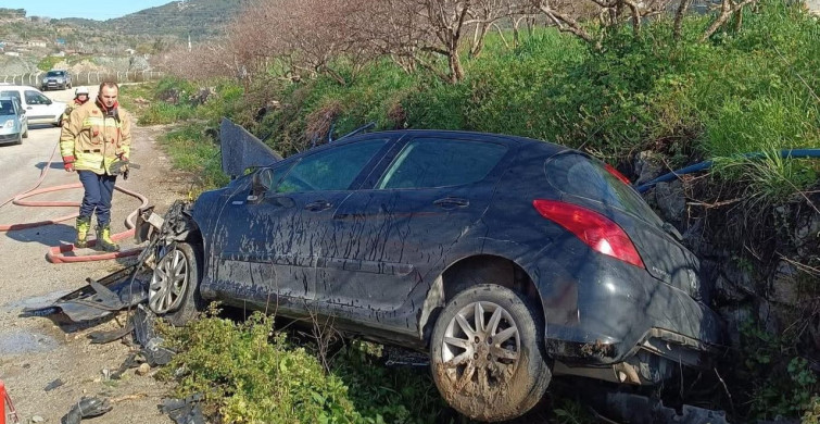 Yayladağı'nda Otomobil Bahçe Duvarına Çarptı