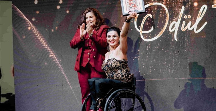 Yeliz Güllü KKTC'de Ödül Töreninde Ödül Aldı