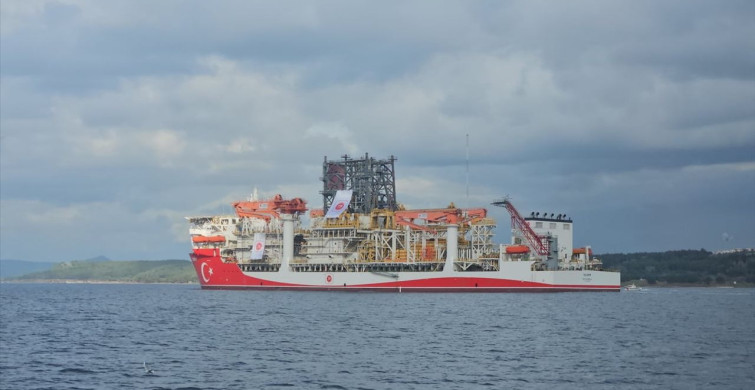 Yeni Sondaj Gemisi 'Yıldırım' Çanakkale Boğazı'ndan Geçti
