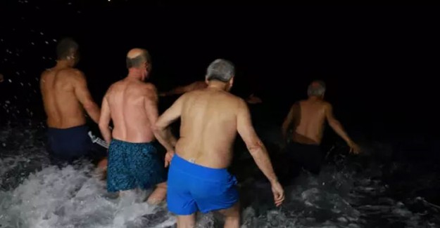 Yeni Yılı Çok Tuhaf Karşıladılar! 2020'ye Yüzerek Girdiler