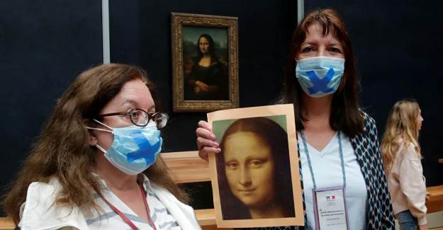 Yeniden Ziyarete Açılan Louvre Müzesi Önünde Turist Rehberleri Eylem Yaptı