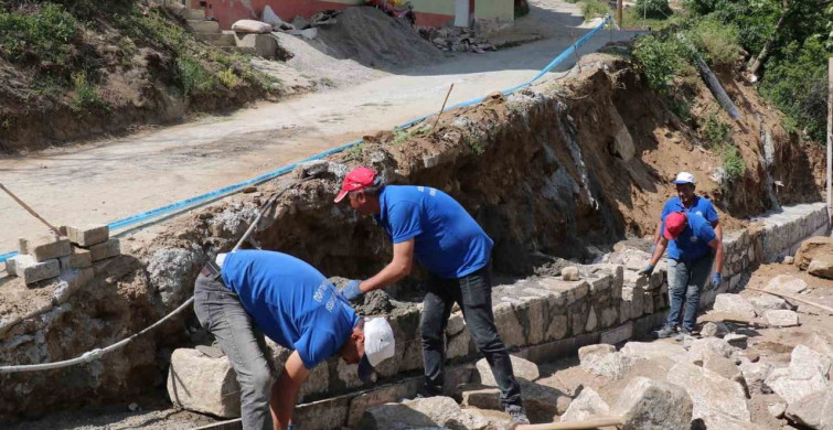 Yeniköy Mahallesi'nde Yol ve Taş Duvar Çalışmaları Devam Ediyor