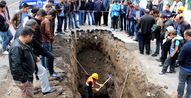 Yerin 6 Metre Altından Çıktı; Duyan Oraya Akın Etti