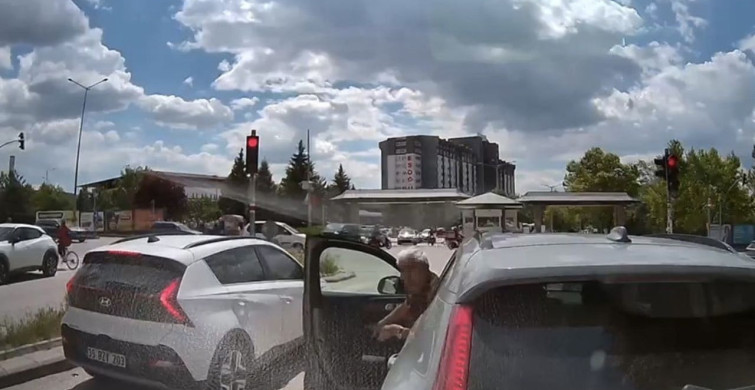 Yeşil Işıkta Durup Trafiği Kilitleyen Sürücüye Tepkiler