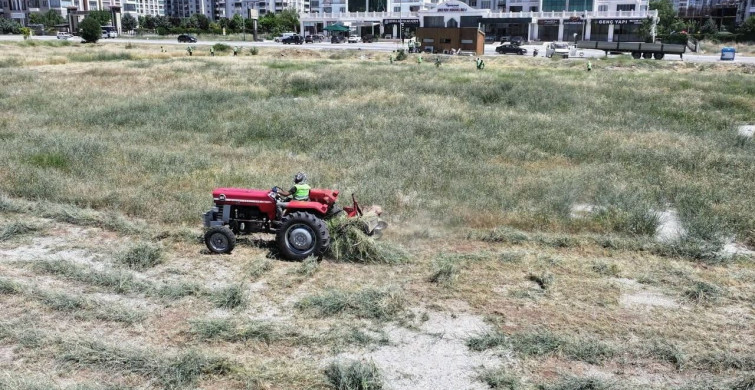 Yeşilyurt Belediyesi yangın riskine karşı ot biçme çalışmalarını hızlandırdı