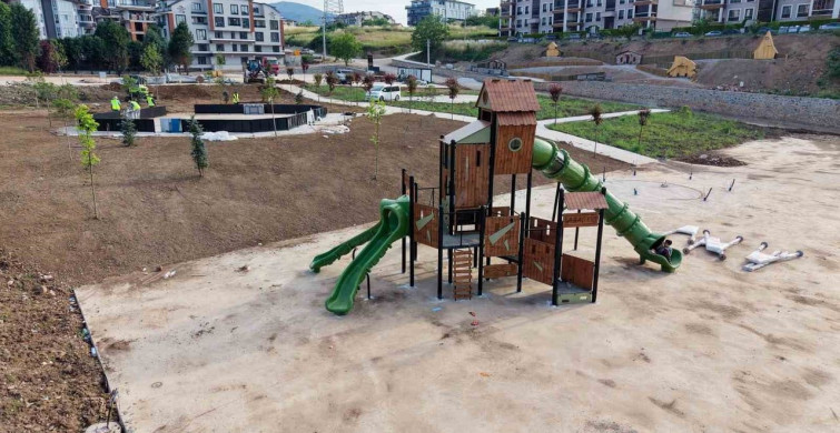 Yeşilyurt Millet Bahçesi'nde Çocuk Oyun Alanları Kurulumu Başladı