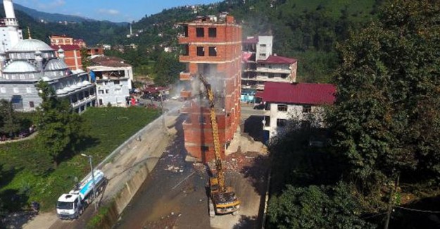 Yıkılma Tehlikesi Var Denen Bina, İş Makineleri ile Yıkılamadı!