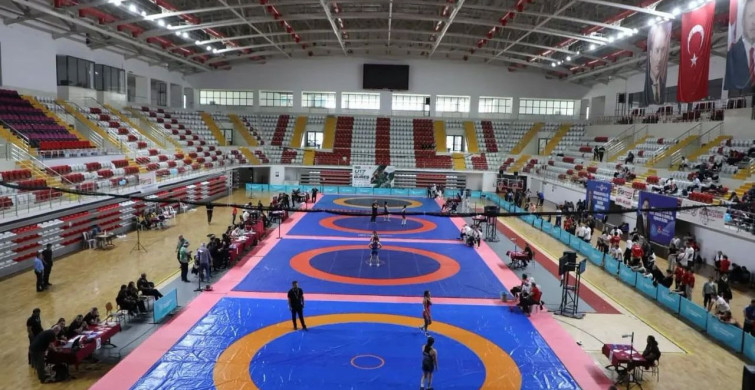 Yıldızlar güreş Türkiye şampiyonası sivas'ta devam ediyor