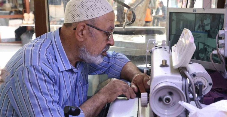 Yırtık, yanık ve sökük elbiselerin doktoru terzi Mehmet Ali Bolat