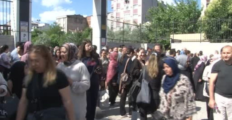Yks'ye geç kalan adaylar demir parmaklıklara tırmandı