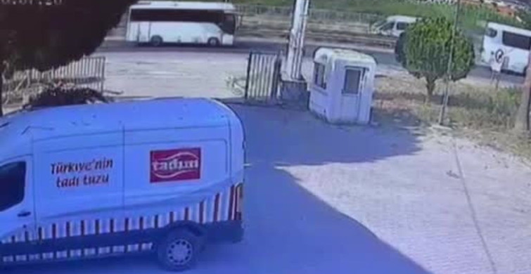 Yol kenarındaki tabelaya çarpan motosikletli başındaki kask sayesinde hayata tutundu