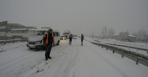 Yol Trafiğe Kapandı! Kar Yağışı Etkisini Arttırdı
