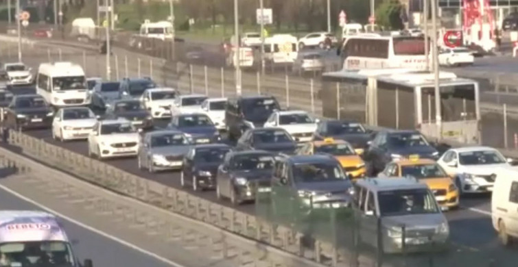 Yola çıkacaklar dikkat! Okul ve bayram tatili bitişi trafiği felç etti