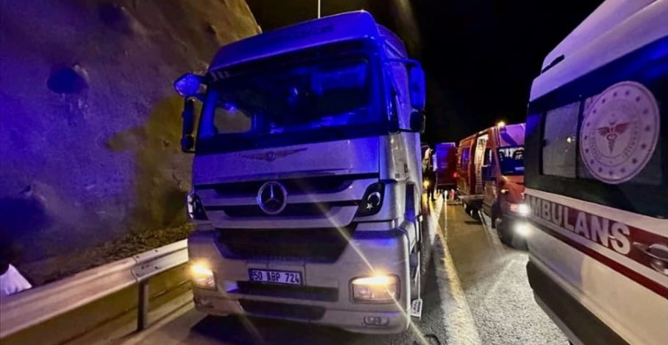 Yolcu Otobüsü Tırla Çarpıştı: 1 Ölü, 3 Yaralı