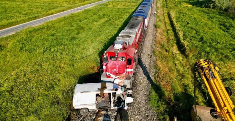 Yolcu Treni Kontrolsüz Geçitte Kamyonete Çarptı