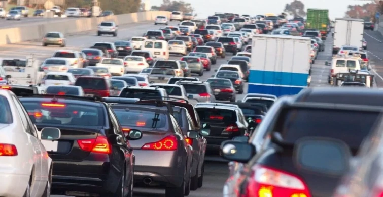 Yollar kilitlendi: İstanbul'da trafik yoğunluğu yüzde 69'a ulaştı!