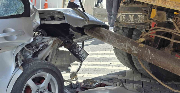 Yozgat'ta freni boşalan kamyon 4 araca çarptı