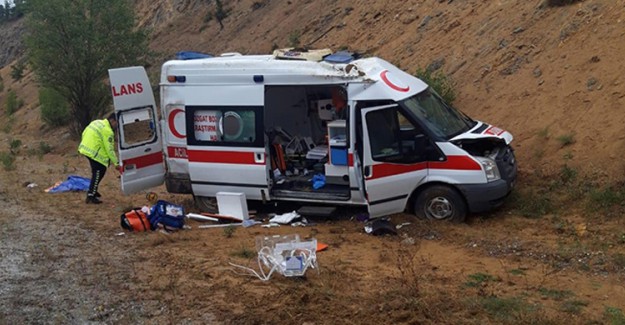 Yozgat'ta Hasta Bebeği Taşıyan Ambulans Kaza Yaptı: 4 Yaralı