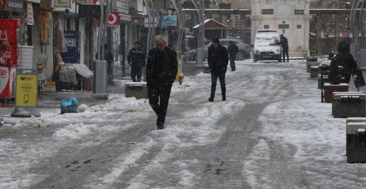 Yozgat'ta Kar Yağışı Hayatı Etkiliyor