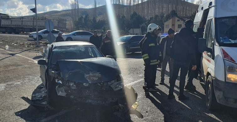 Yozgat'ta Otomobil-Kamyon Çarpışması: 5 Yaralı