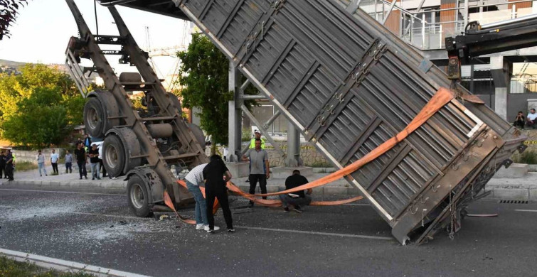 Yozgat’ta tırın dorsesi üst geçide takıldı