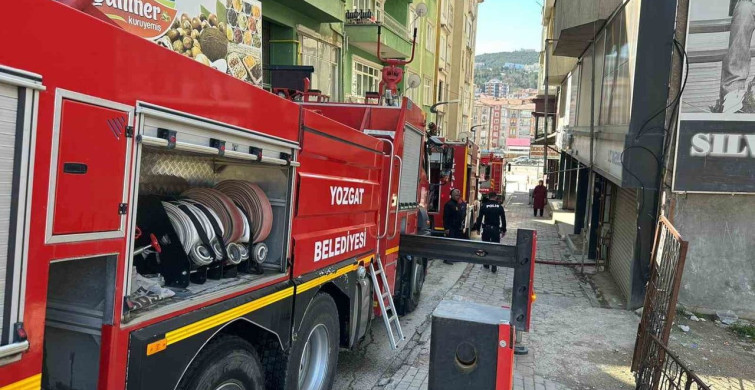 Yozgat'taki metruk binada yangın oluşturdu