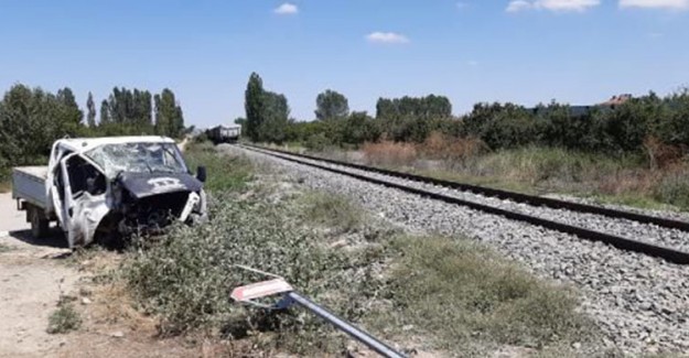 Yük Treni Hemzemin Geçitten Geçen Kamyonete Çarptı: 5 Yaralı