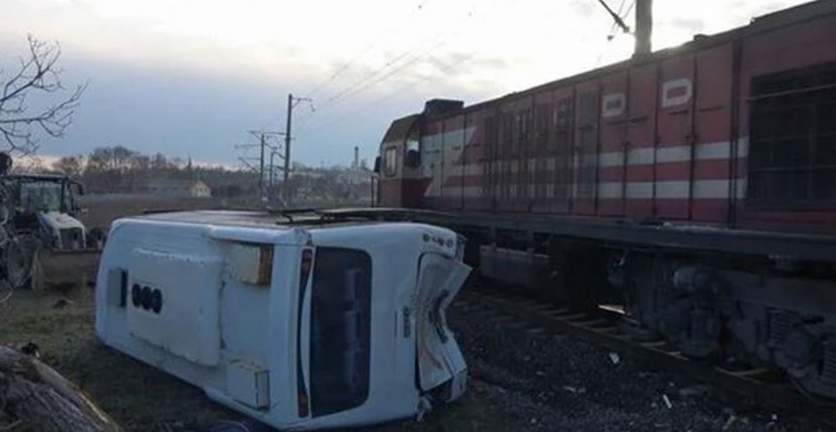 Yük treni ile işçileri taşıyan servis çarpıştı! Bölgeye sağlık ekipleri sevk edildi, çok sayıda yaralı var!