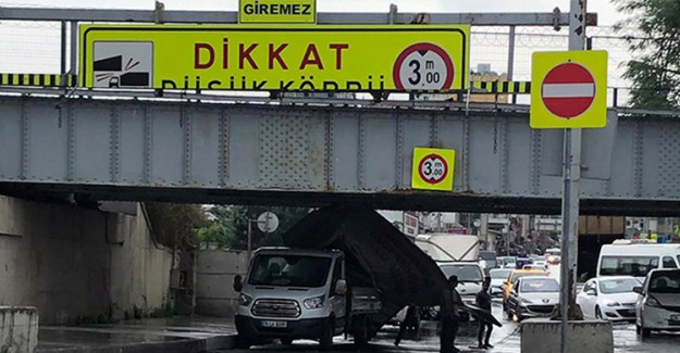 Yüksekliğini Fark Etmeyen Sürücü Üst Geçide Çarptı